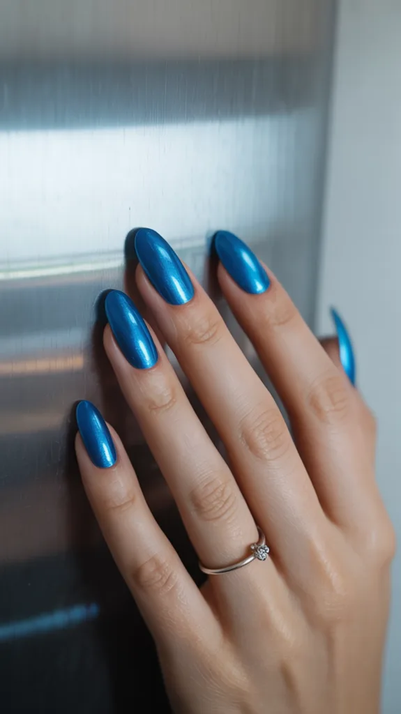 metálkék körmök 2025