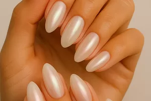 Króm körmök 2025 | Elegáns nude chrome manikűr tippek