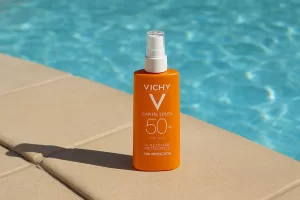 Vichy napolaj flakon a medence szélén