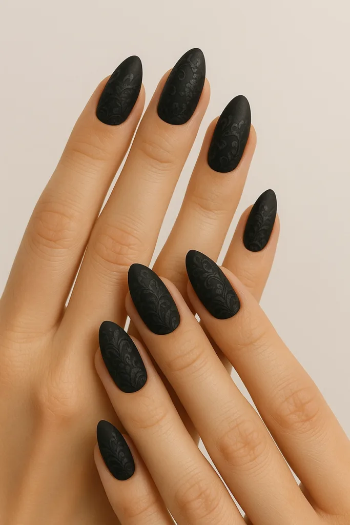 Fekete körmök, lenyűgöző trend