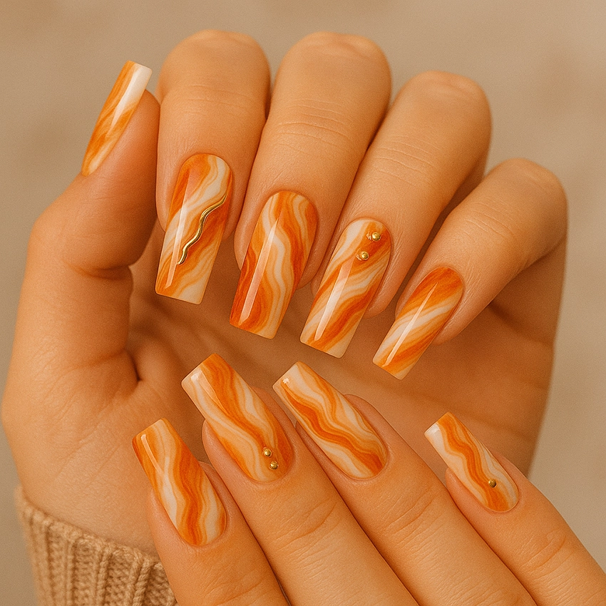 Őszi körömdíszítés hullámvonalas narancs mintával